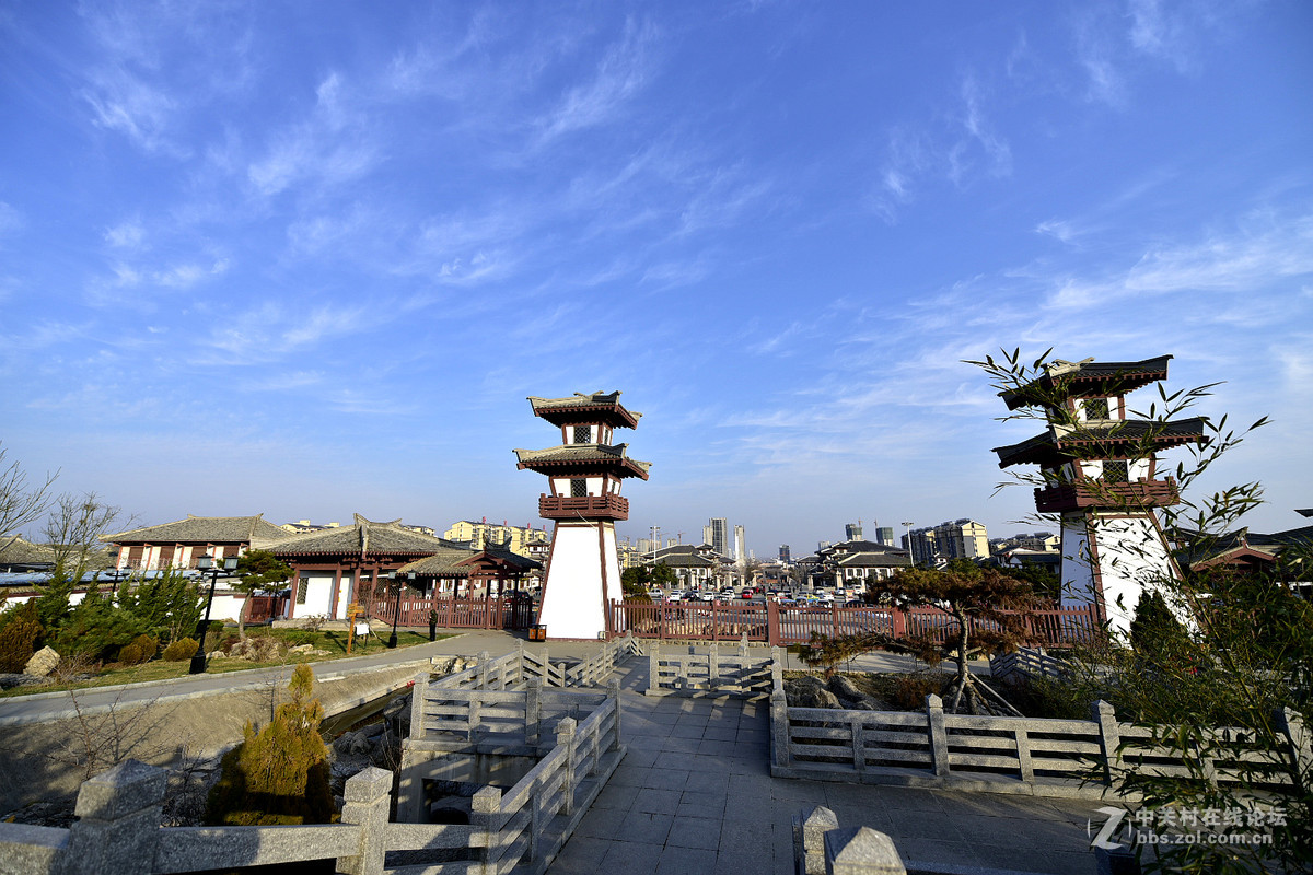 久违的蓝天白云下面的诸葛亮公园，请大家指正，谢谢。