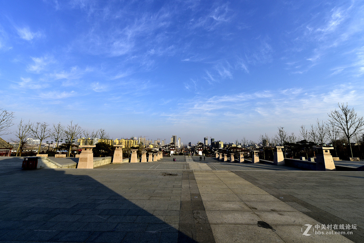 久违的蓝天白云下面的诸葛亮公园，请大家指正，谢谢。