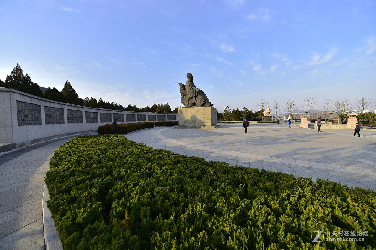 久违的蓝天白云下面的诸葛亮公园，请大家指正，谢谢。