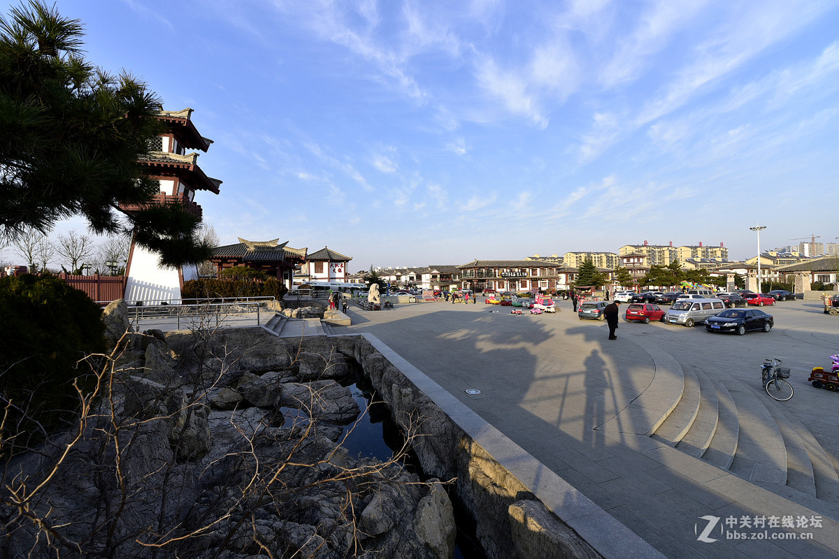 久违的蓝天白云下面的诸葛亮公园，请大家指正，谢谢。