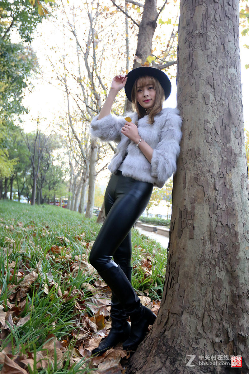 拍摄依靠大树的美女