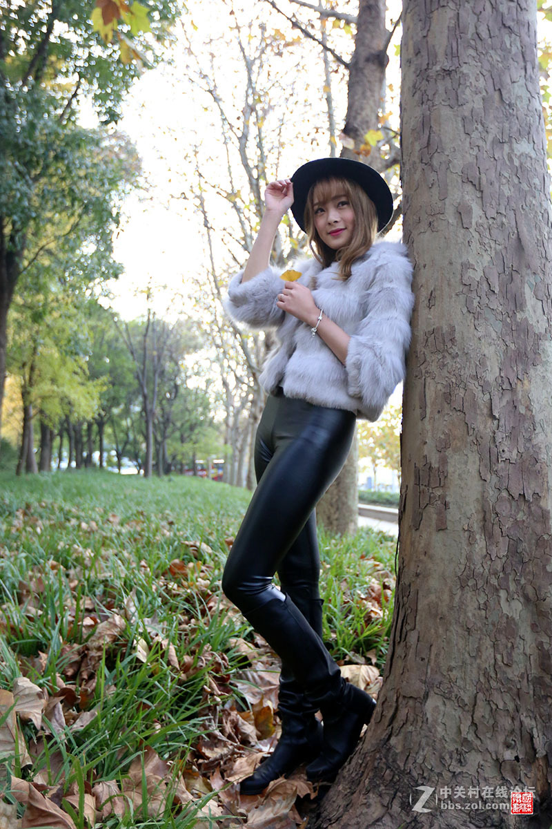 拍摄依靠大树的美女