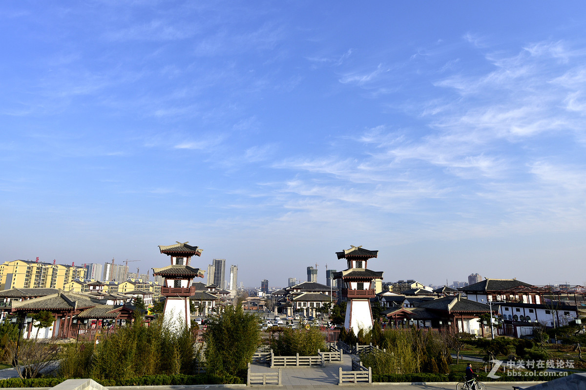 久违的蓝天白云下面的诸葛亮公园，请大家指正，谢谢。