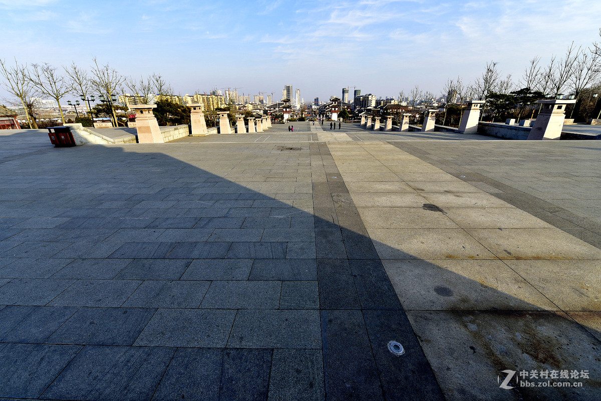 久违的蓝天白云下面的诸葛亮公园，请大家指正，谢谢。