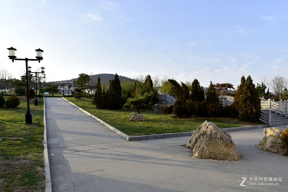 久违的蓝天白云下面的诸葛亮公园，请大家指正，谢谢。