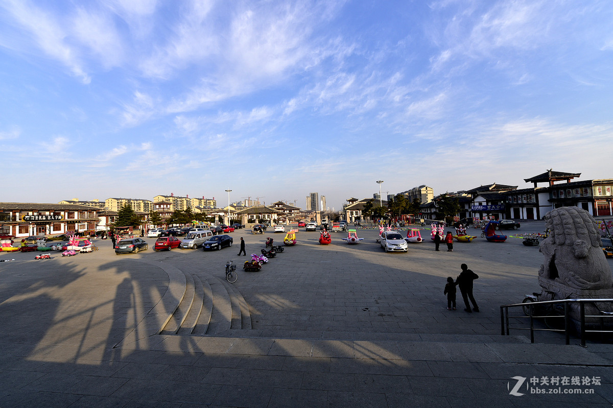 久违的蓝天白云下面的诸葛亮公园，请大家指正，谢谢。