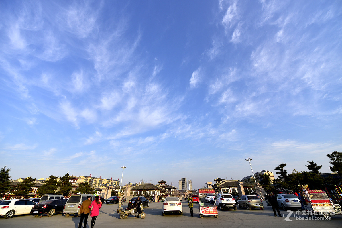 久违的蓝天白云下面的诸葛亮公园，请大家指正，谢谢。