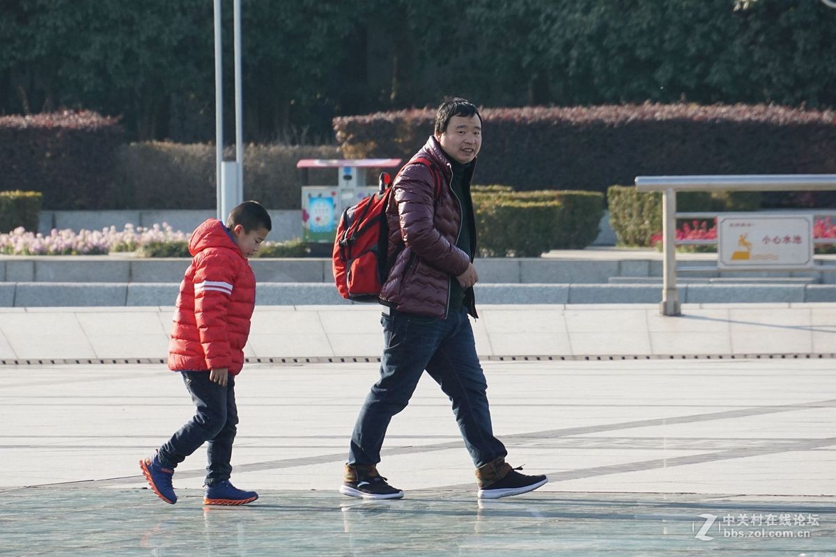 地铁口抓拍行色匆匆的行人