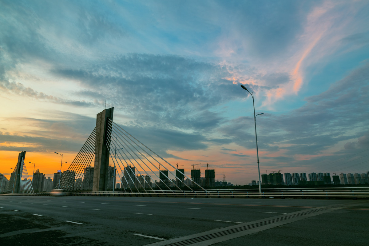 夕陽下的南陽湖大橋