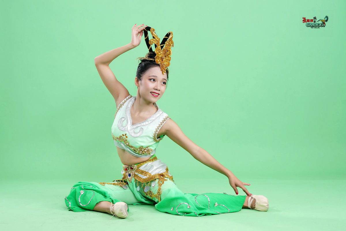 古装【飞天服姑娘】系列篇-----莹莹 (续1)