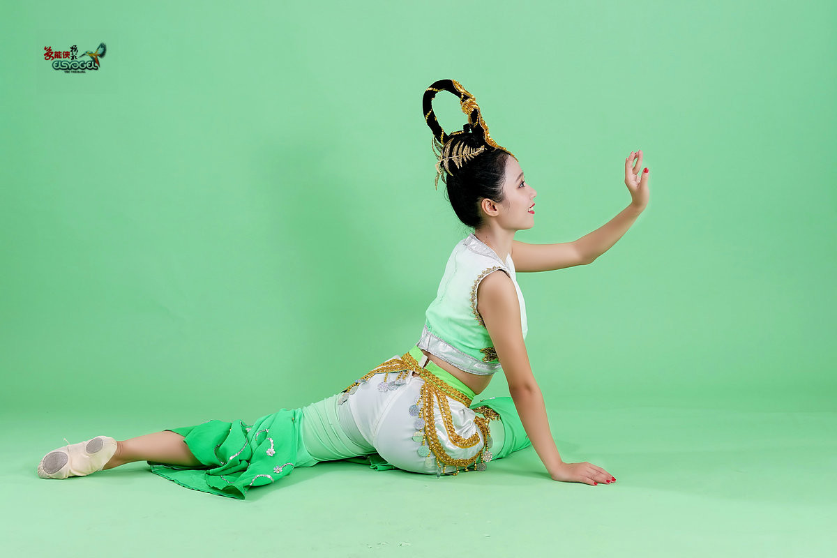 古装【飞天服姑娘】系列篇-----莹莹 (续1)