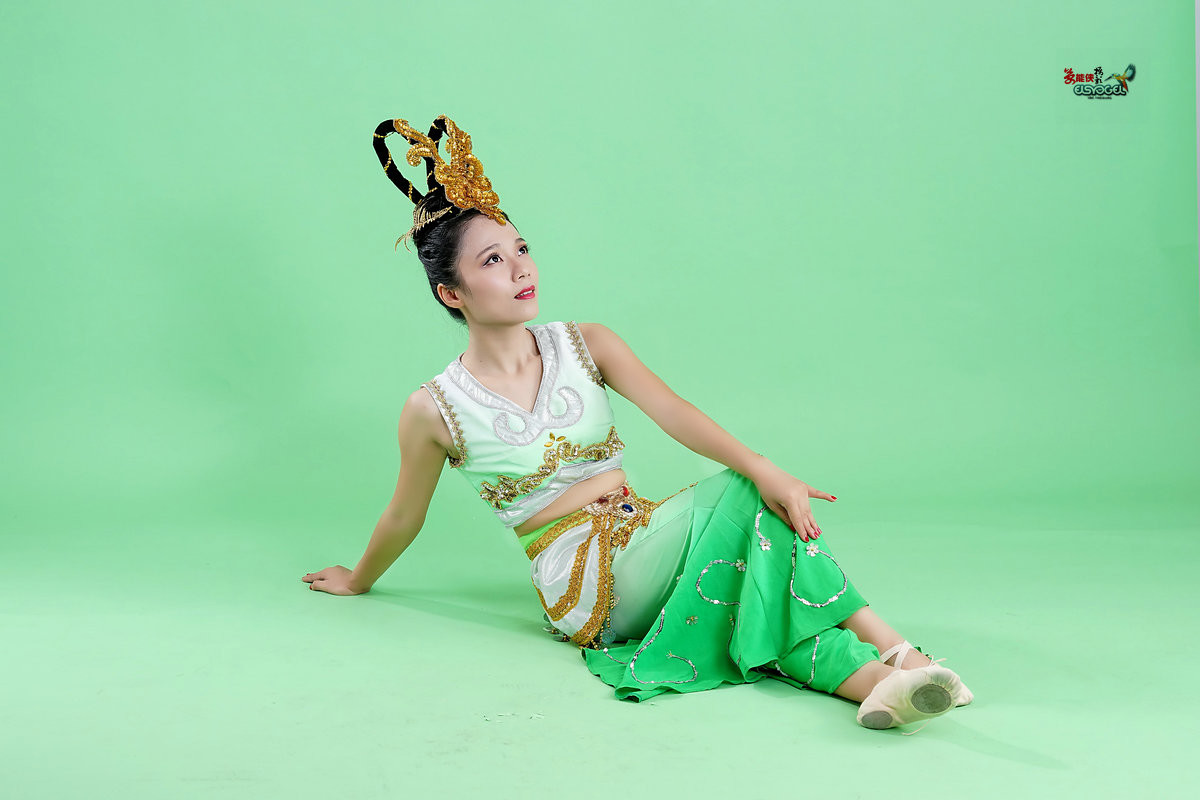 古装【飞天服姑娘】系列篇-----莹莹 (续1)