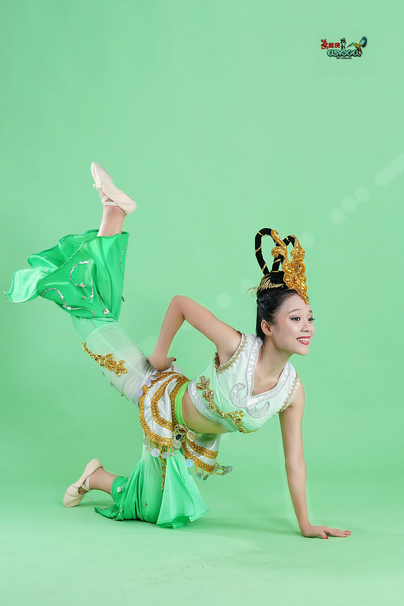 古装【飞天服姑娘】系列篇-----莹莹 (续1)