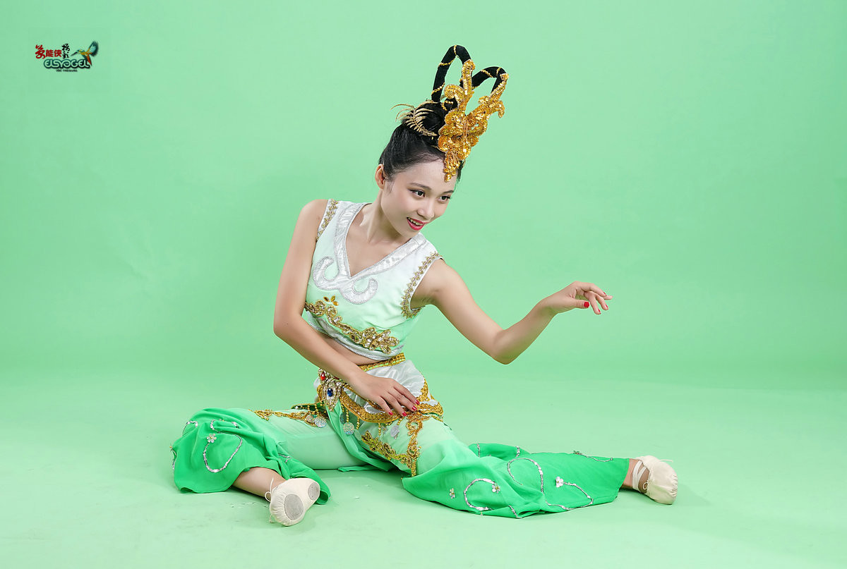 古装【飞天服姑娘】系列篇-----莹莹 (续1)