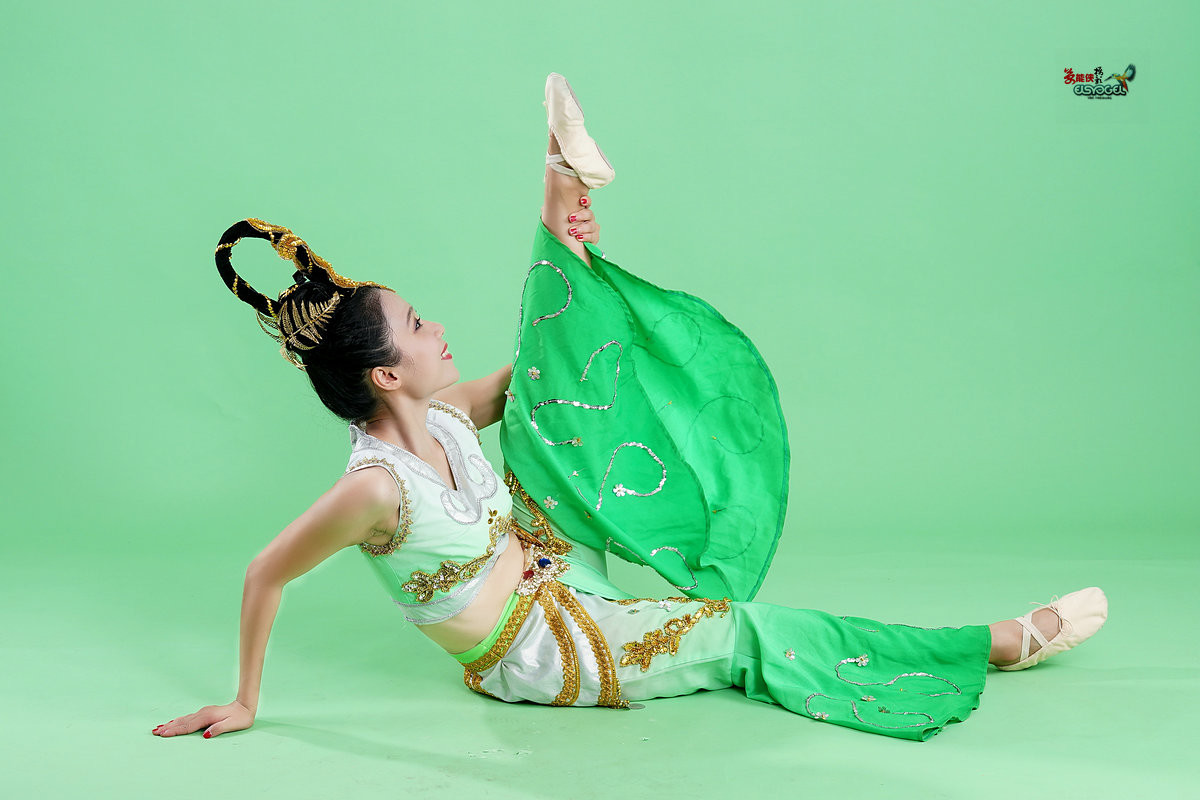 古装【飞天服姑娘】系列篇-----莹莹 (续1)