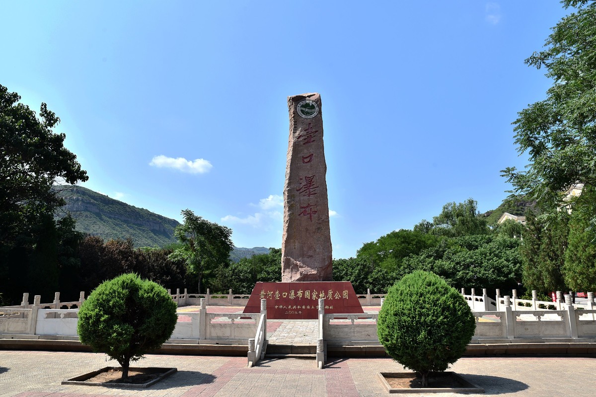 壶口瀑布，东濒山西省临汾巿吉县壶口镇，西临陕西省延安市宜川县壶口乡。