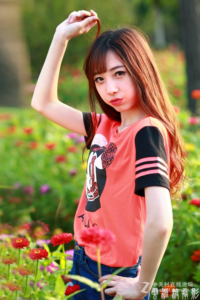 阿迪达斯红t恤妹妹