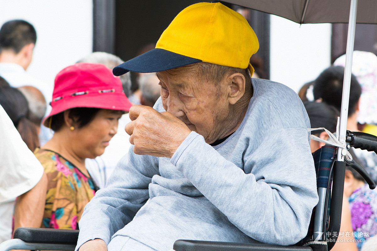 翘首以待的残疾人