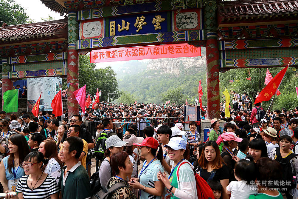 云梦山泼水节纪实