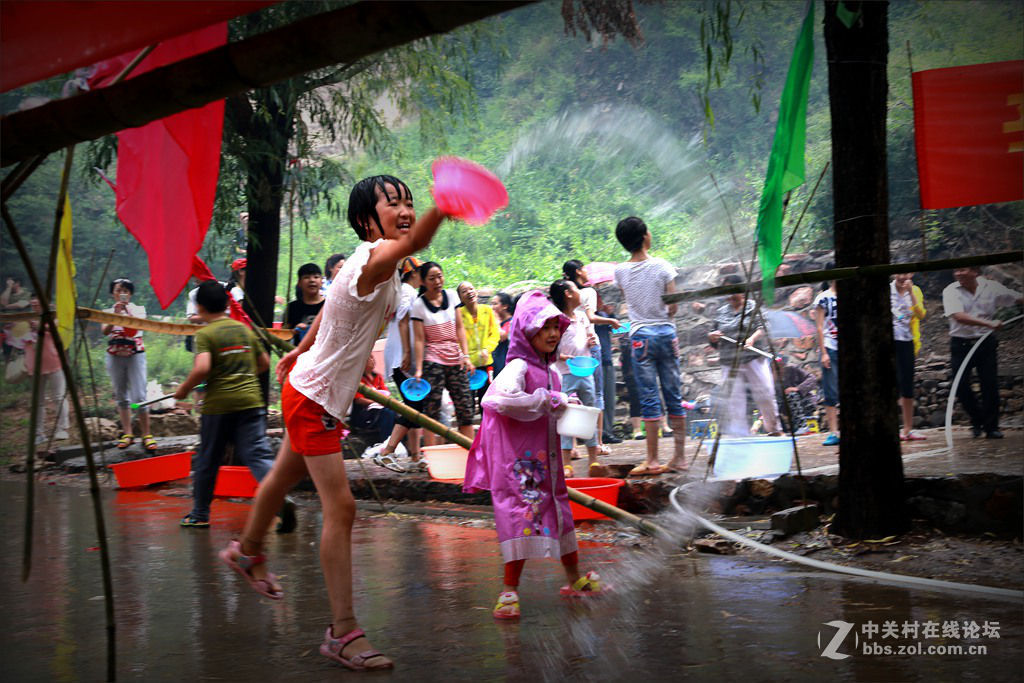 云梦山泼水节纪实