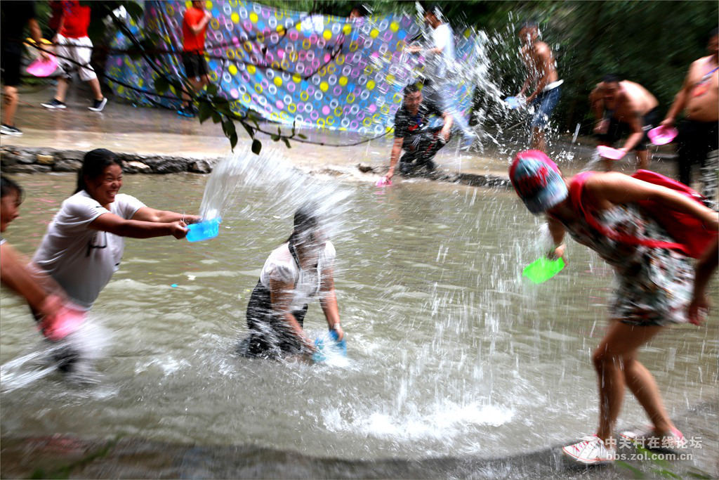 云梦山泼水节纪实