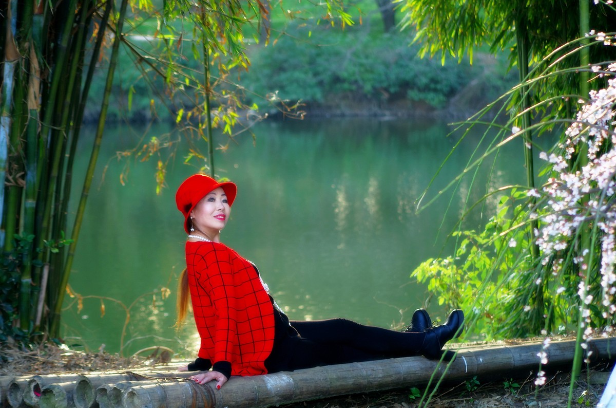静静的小湖边快乐的红衣女郎