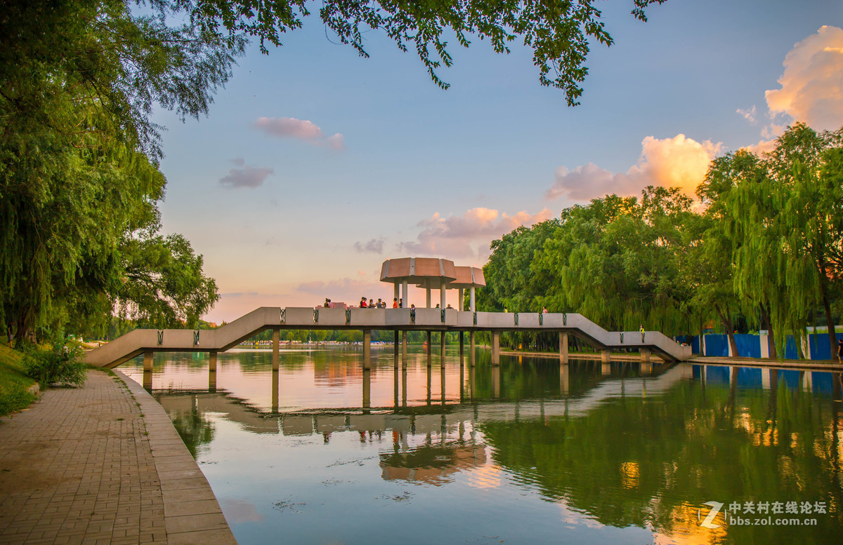 傍晚的沈阳万柳塘