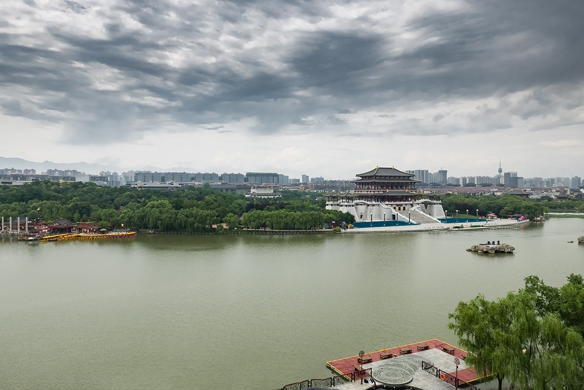 阴云下的芙蓉园