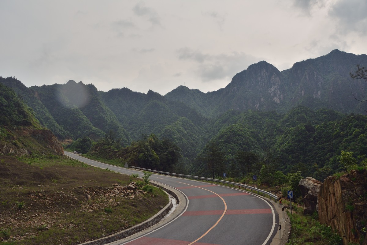 通往怀玉山的盘山公路