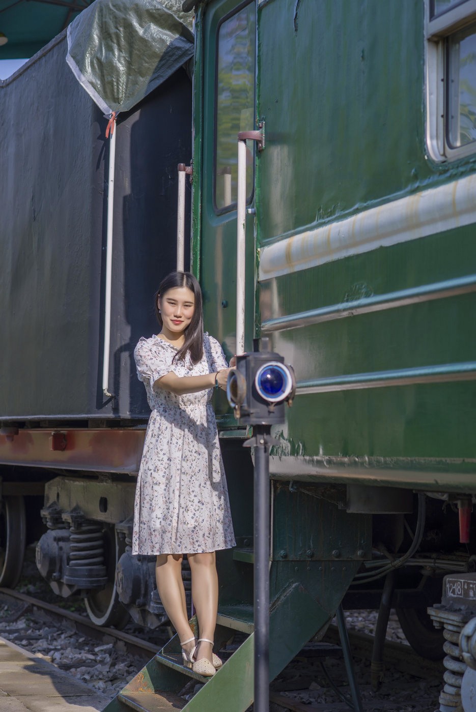 火车头前的美女