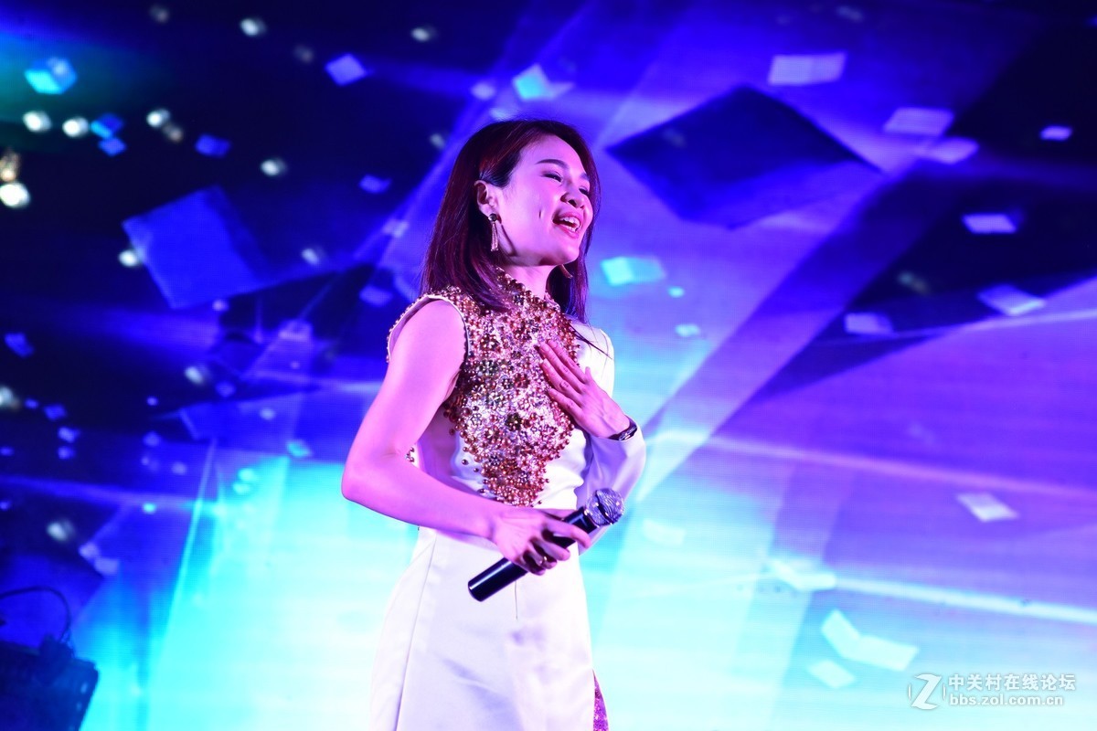 再发一组，广场歌台表演，忘了名字的美女歌星，好像叫杨千红