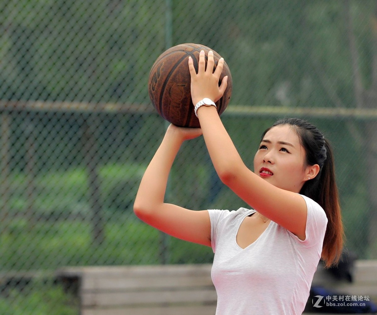玩篮球的女孩2