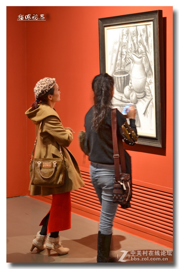 专心致志看画展的人