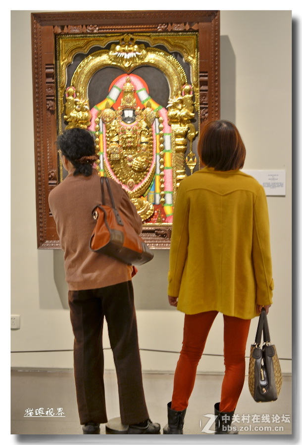 专心致志看画展的人