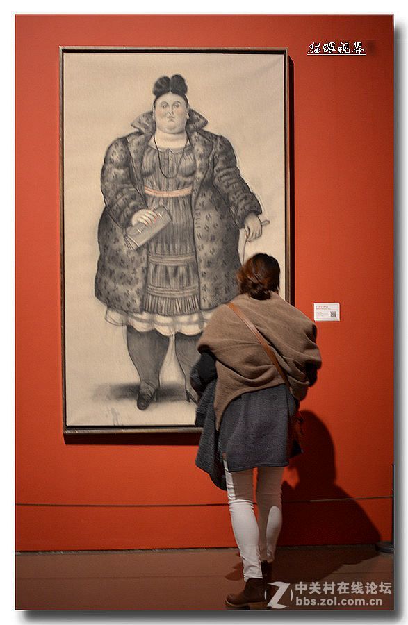 专心致志看画展的人