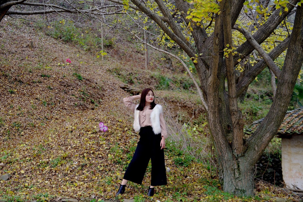 环境人像外拍---银杏树下的快乐女孩！。。。。。。。