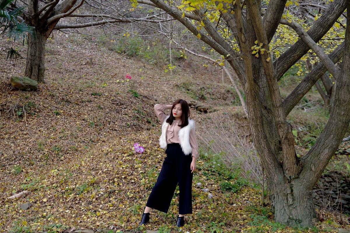 环境人像外拍---银杏树下的快乐女孩！。。。。。。。