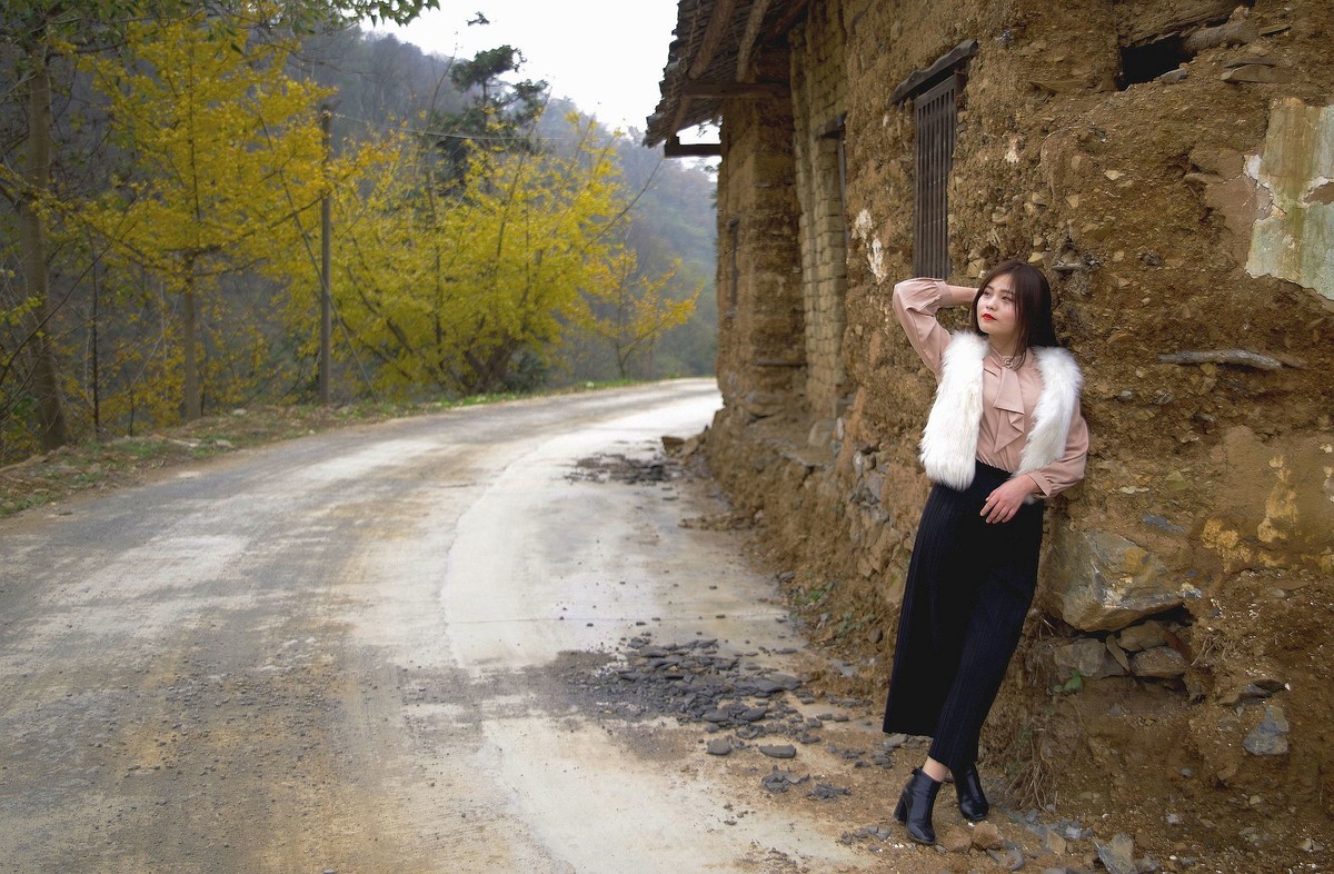 环境人像外拍---银杏树下的快乐女孩！。。。。。。。