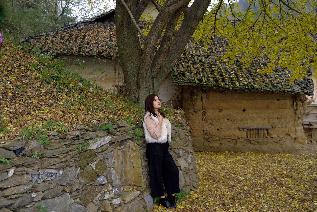 环境人像外拍---银杏树下的快乐女孩！。。。。。。。