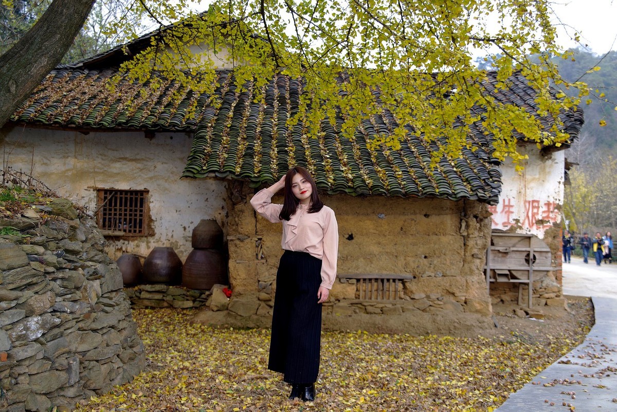 环境人像外拍---银杏树下的快乐女孩！。。。。。。。