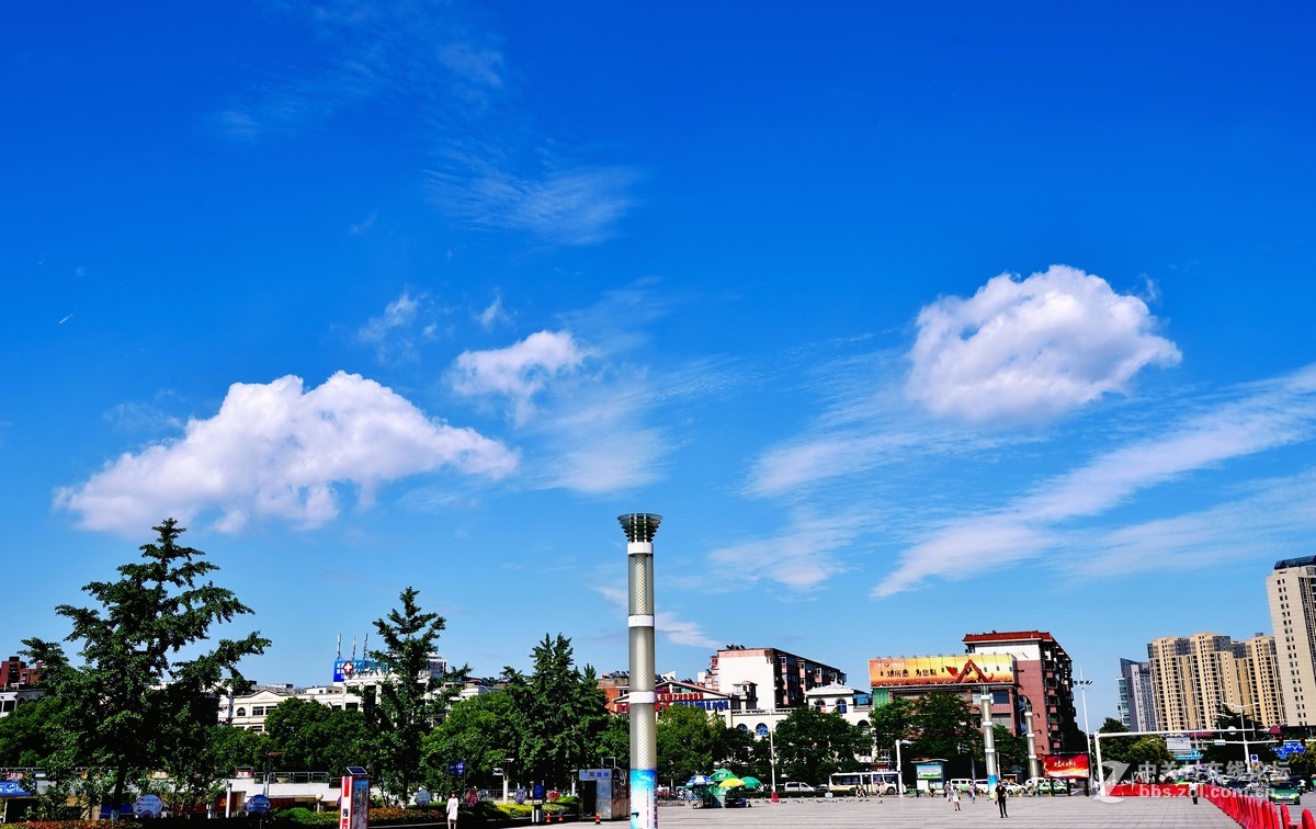 都 市 的 蓝 天