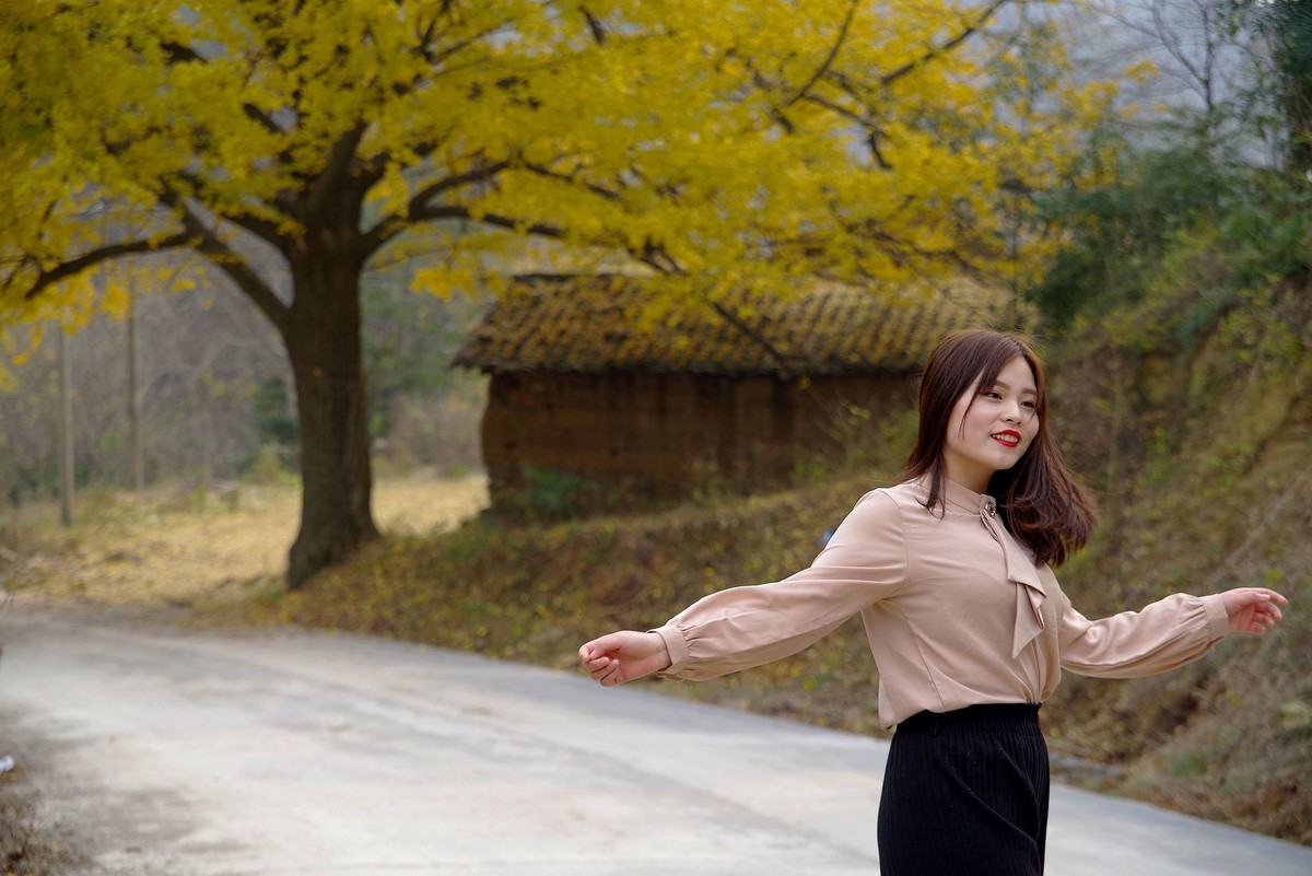 环境人像外拍---银杏树下的快乐女孩！。。。。。。。