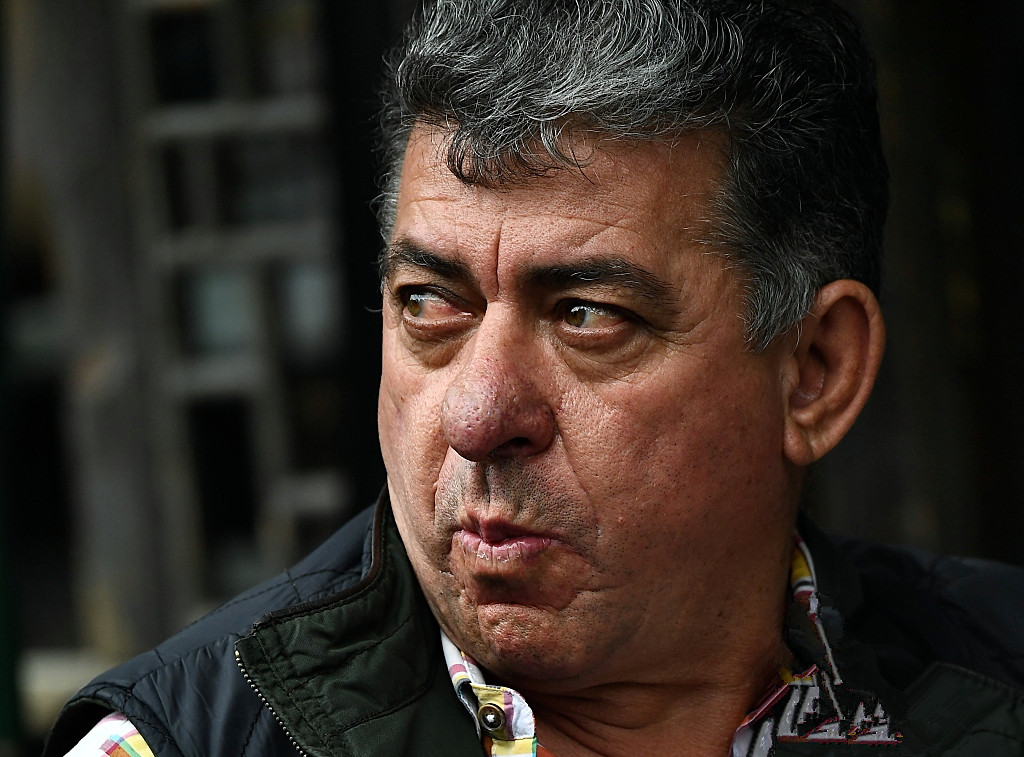 【繁杂的人群中用D5加长焦镜头快速抓拍】