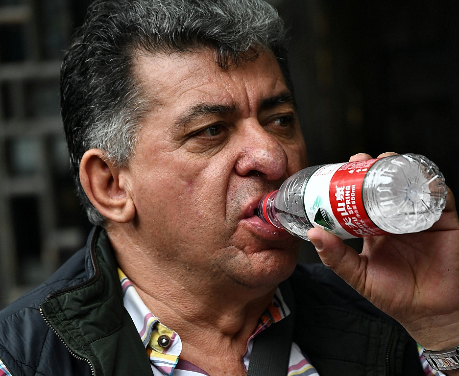 【繁杂的人群中用D5加长焦镜头快速抓拍】