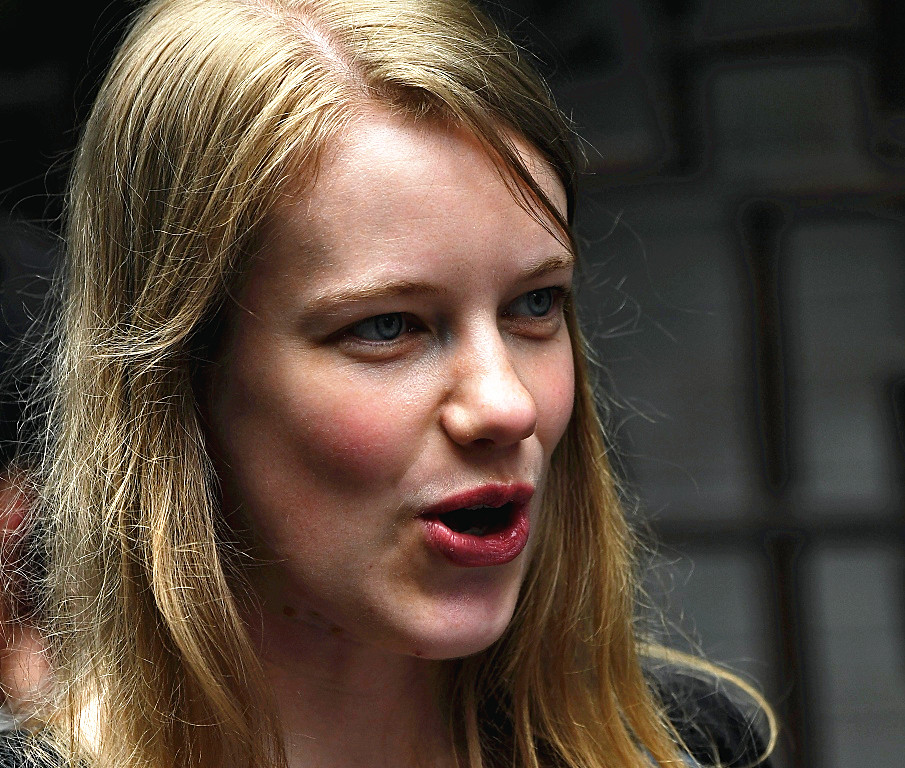 【繁杂的人群中用D5加长焦镜头快速抓拍】