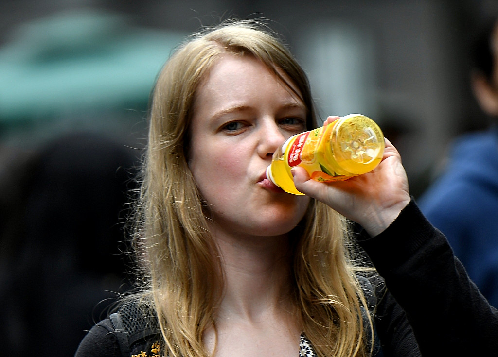 【繁杂的人群中用D5加长焦镜头快速抓拍】