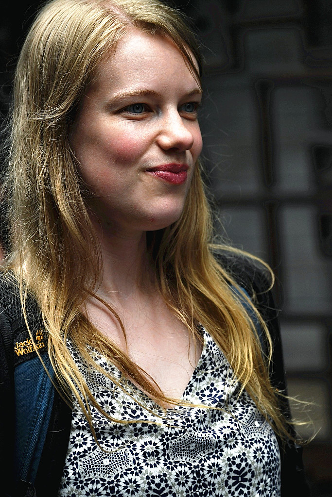 【繁杂的人群中用D5加长焦镜头快速抓拍】