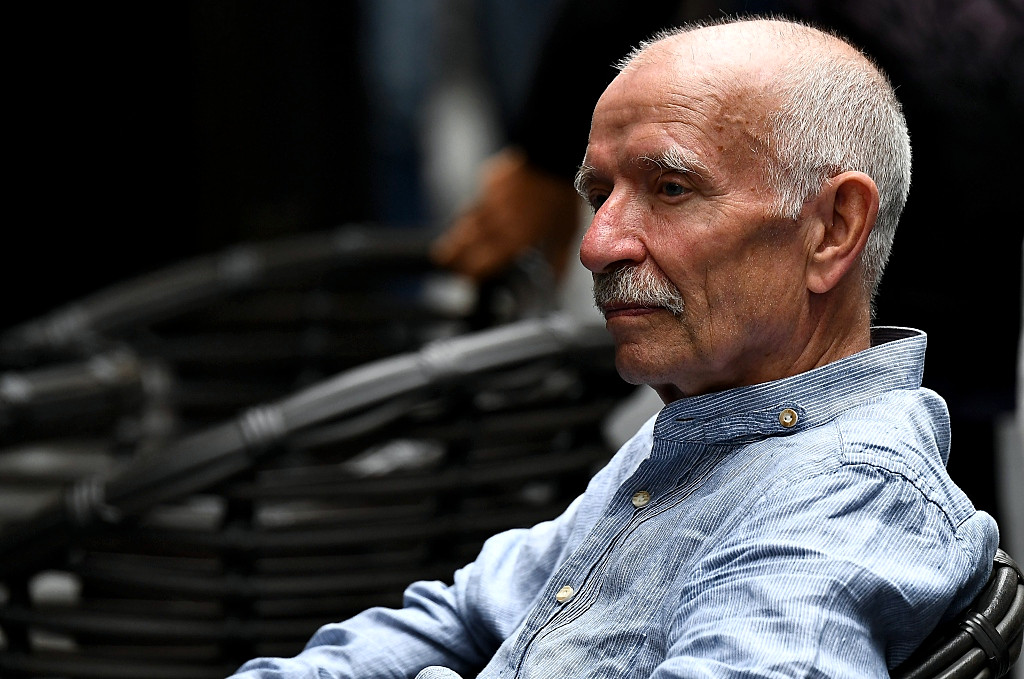 【繁杂的人群中用D5加长焦镜头快速抓拍】