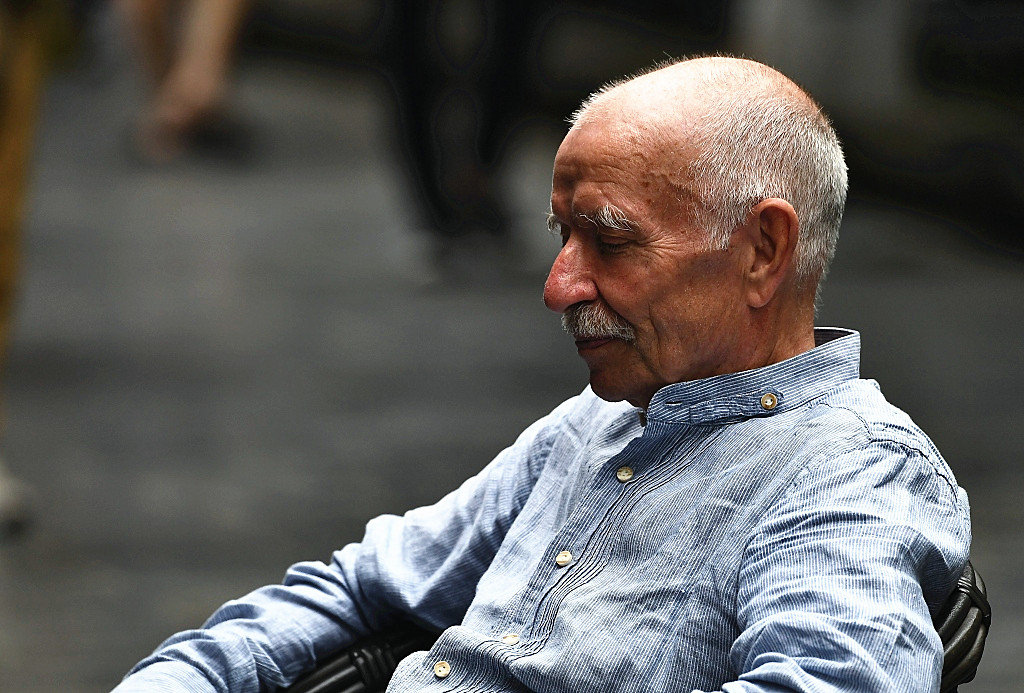 【繁杂的人群中用D5加长焦镜头快速抓拍】