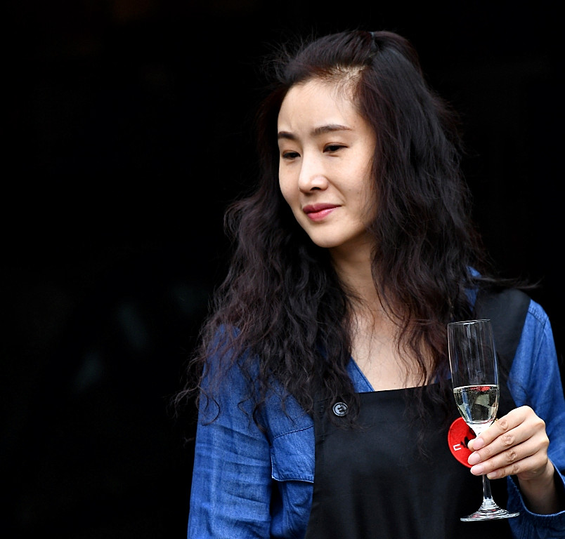 【繁杂的人群中用D5加长焦镜头快速抓拍】